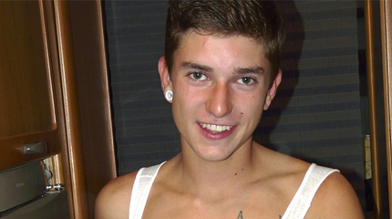 Cute twink lift weights and massage his beautiful cock! 