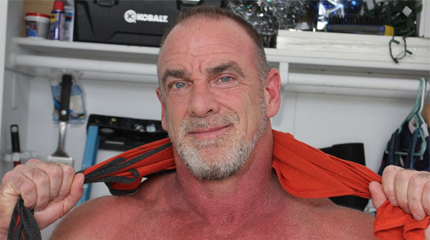 A damn fine muscle daddy who like to show off