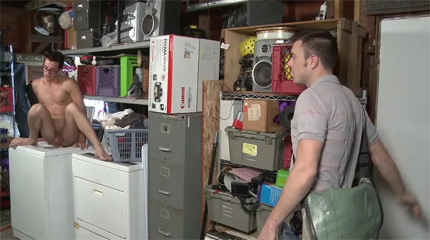 His roommate masturbates on the top of washing machine